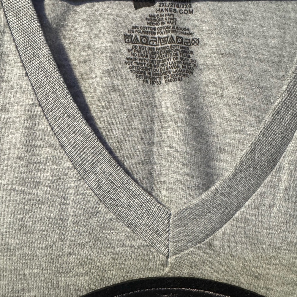 Black Skull Hanes Heather Gray V-Neck Size 2XL - Picture 3 of 6